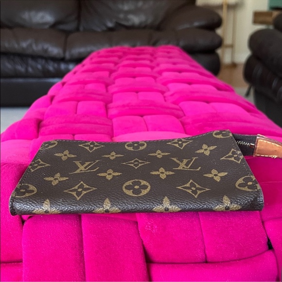 Louis Vuitton Vintage Monogram Toiletry Pouch 15 - Picture 12 of 16